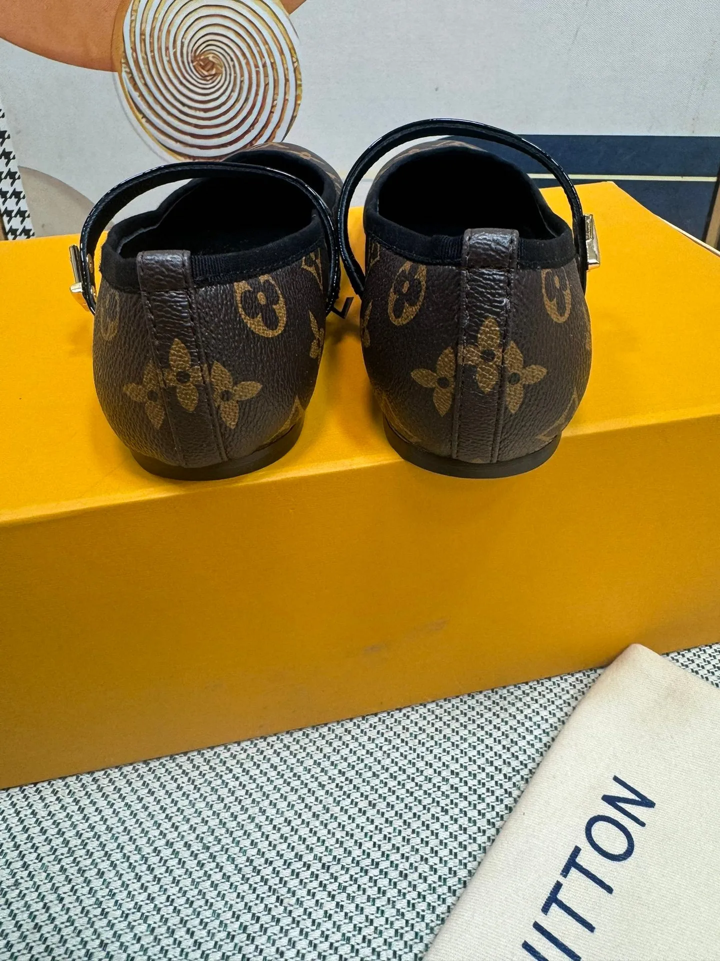 👟👟Ex-factory price 520🎃🎃 New LV shoes. Made of bleached Monogram denim canvas, these Helios sandals are eye-catching with natural leather trims. The model features refined gold details, such as the elegant rivets inspired by historic Louis Vuitton trunks and the buckle that adorns the ankle strap.  ♺Material: Denim ➕Cow leather ♺ Lining: Full sheepskin for foot pads ♺ Outsole: Genuine leather sole ♺Heel height 1.0cm ♺ Shoe size: 35-39 (34.40 41.42 customized, non-refundable)